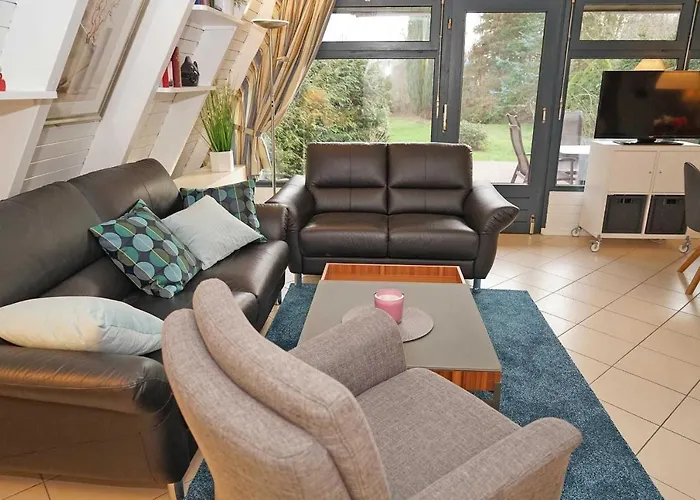 Zeltdachhaus _ Grosses Grundstueck Damp